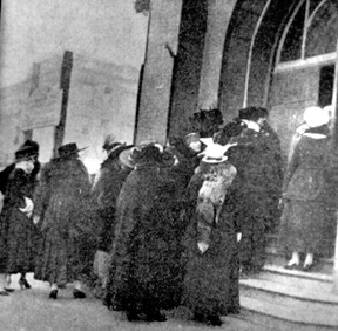 Wimmin$prostitutes-demo-1914.jpg