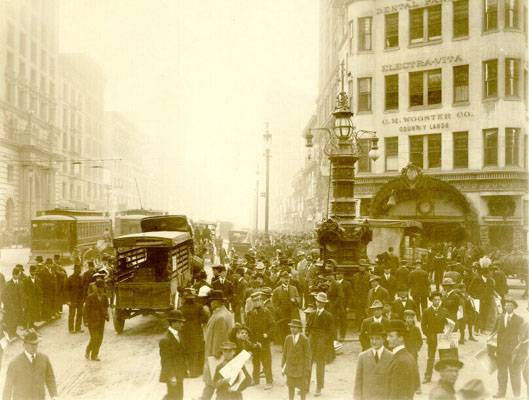 Lottas fountain crowded market street c 1909 AAA-9461.jpg