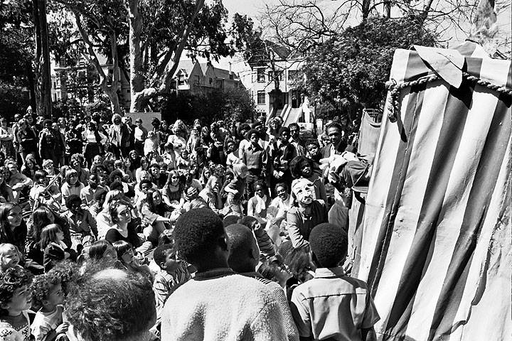 Free-puppets-in-panhandle-big-crowd-shot 0535 Chuck-Gould.jpg