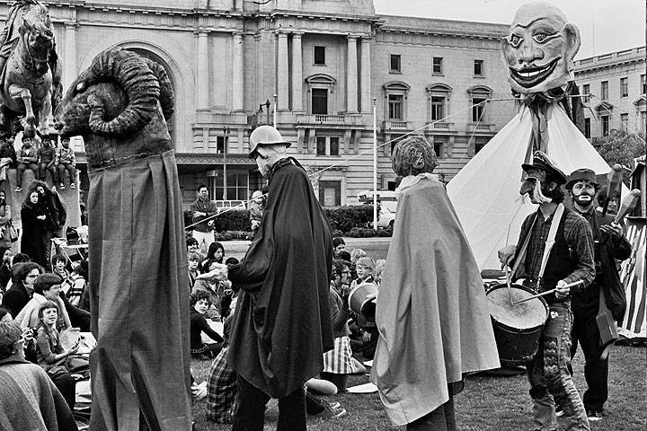 Free-city-puppets-Civic-Center-parade-around-audience 0714 Chuck-Gould.jpg