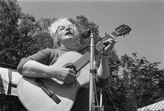 Malvina-Reynolds Save-the-Park-rally-in-Golden-Gate-Park-to-stop-a-freeway-from-being-built-on-Panhandle-Parkway,-May-17,-1964.jpg