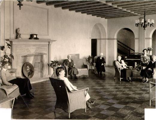 University mound women interior 16 june 1932 AAD-0004.jpg