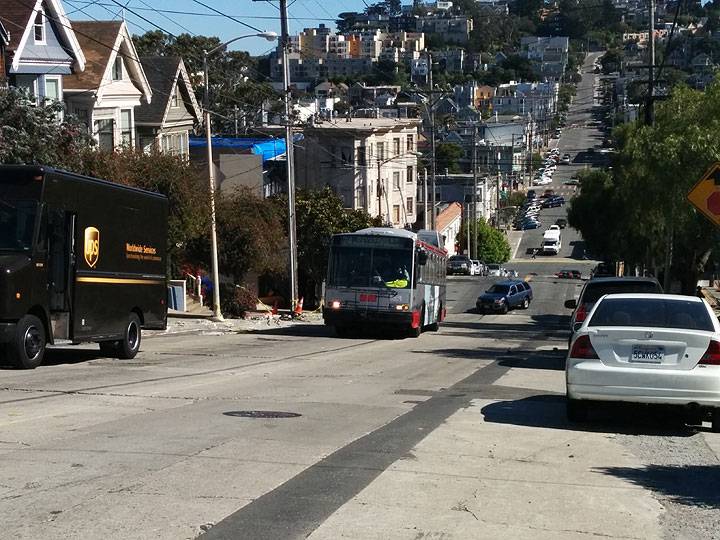 Bus-climbing-Castro-near-Valley 20140613 162830.jpg