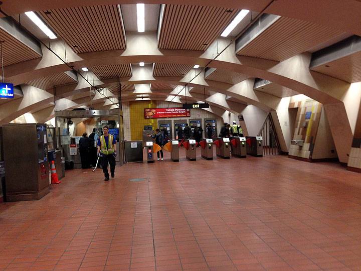 24th-st-concourse-fare-gates.jpg