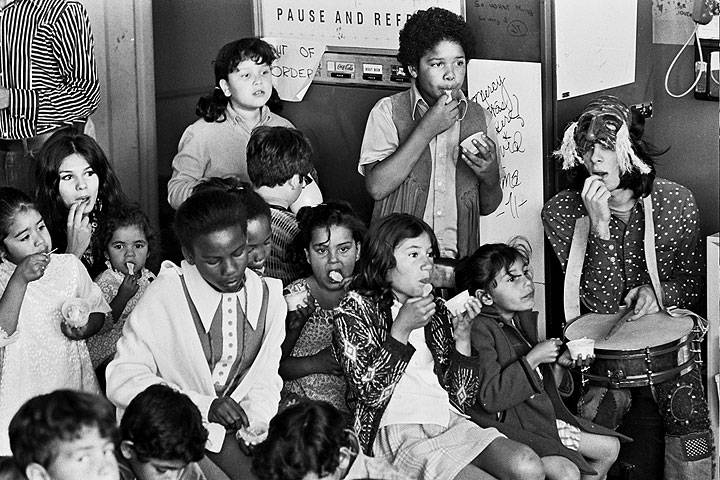 Kids-eating-ice-cream-during-free-puppet-show 0554 Chuck-Gould.jpg