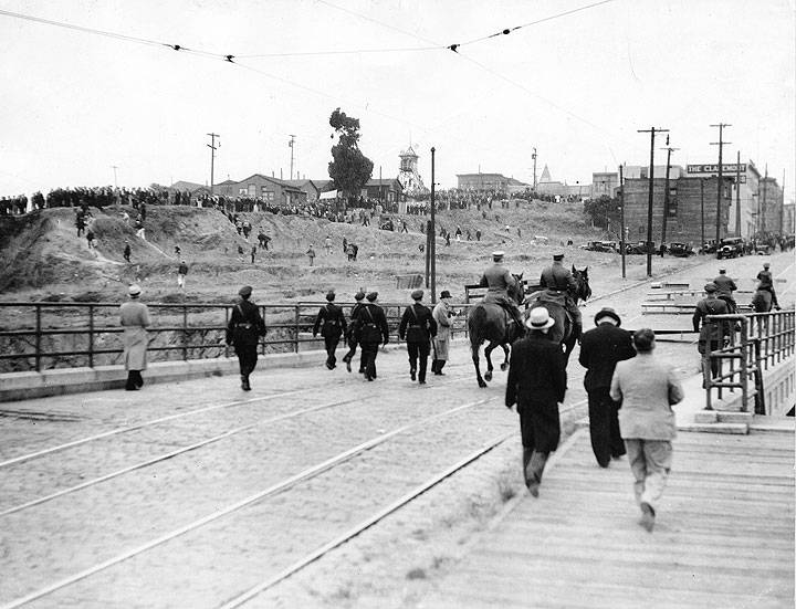 Police-and-strikers-on-Rincon-Hill-July-10-1934-aad-5139.jpg