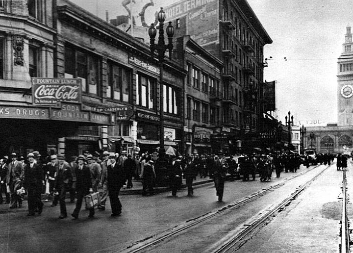 1934-tourists-walk-up-Market-with-no-streetcar-service.jpg