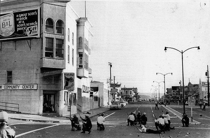 Newcomb-and-3rd-street-sept-28-1966-sfpd-w-rifles.jpg