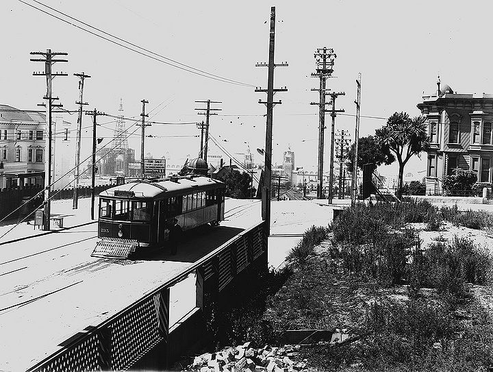 Fillmore-and-Broadway-1915-PPIE-behind.jpg