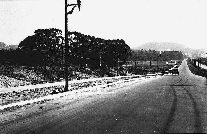 Sloat-Blvd-east-near-Everglade-Dr-Mt-Davidson-and-Stern-Grove-ahead-Nov-1-1927-SFPL.jpg