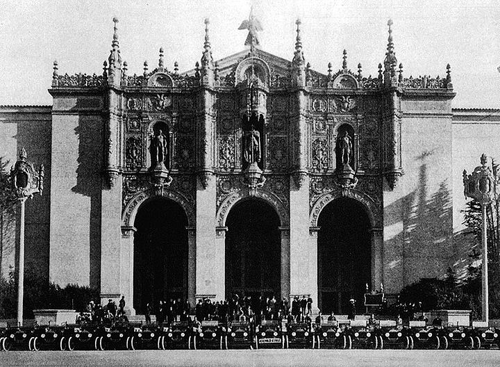 18-Model-Ts-in-front-of-Palace-of-Manufactures----Ford-Times-July-1915.jpg